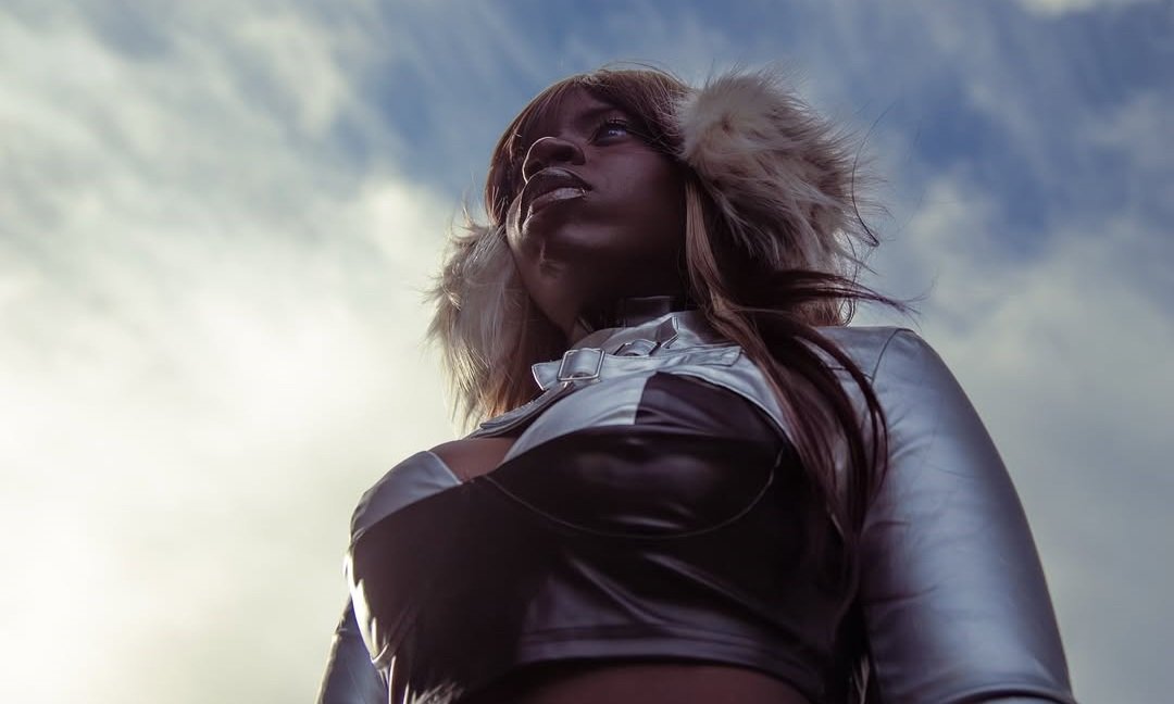 Kiara Jones mistura indie pop, rock e referências afropunk em seu novo single, "On The Floor"