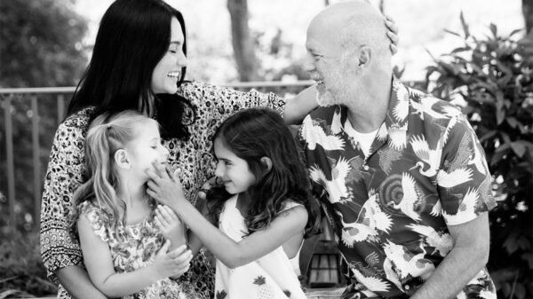 Esposa de Bruce Willis revela dor silenciosa ao conviver com a demência do ator: “Já vivo o luto”