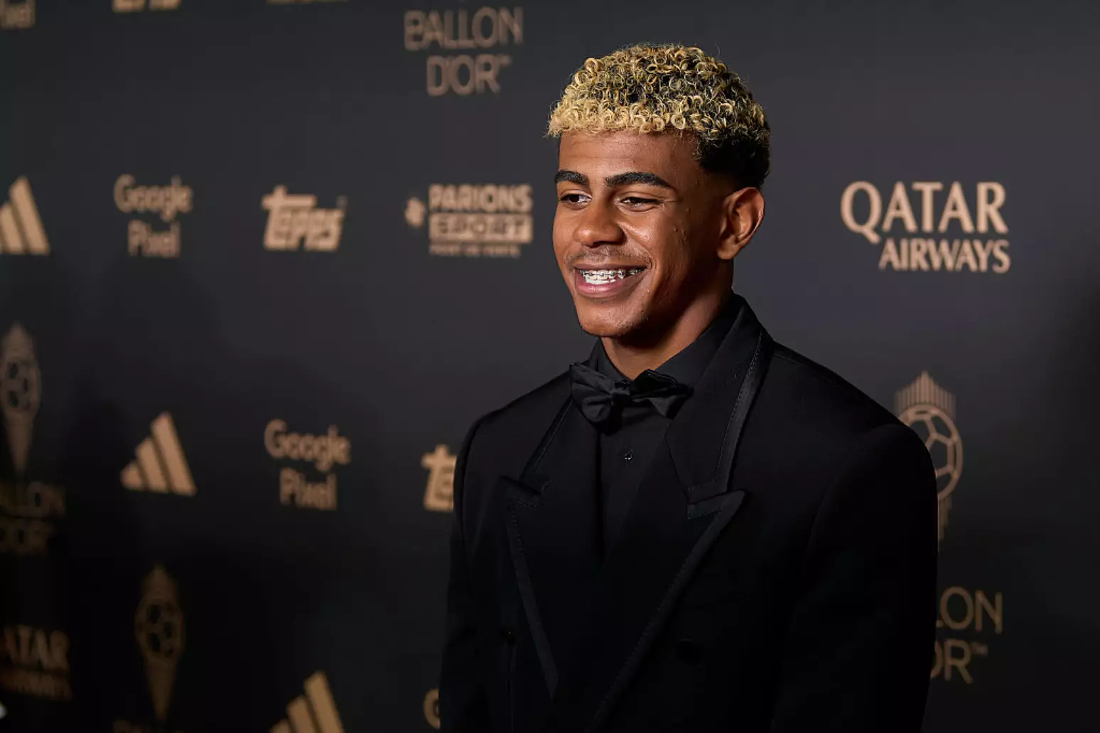 Lamine Yamal, do Barcelona, na premiação da Bola de Ouro - Foto: Jose Breton/Pics Action/NurPhoto/Getty Images