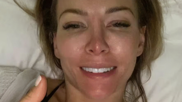 mulher finge cancer para ganhar proteses silicone