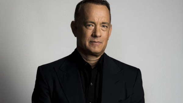 Tom Hanks é flagado cochilando no metrô de Nova York a caminho do trabalho; veja fotos