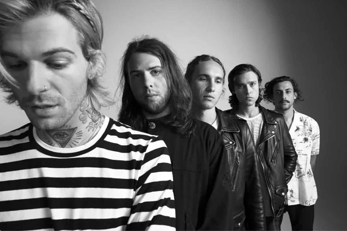 Letra e tradução 'Hula Girl' - The Neighbourhood