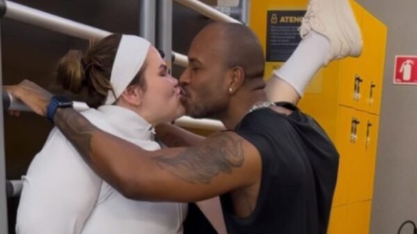 Thais Carla impressiona com flexibilidade ao beijar o marido