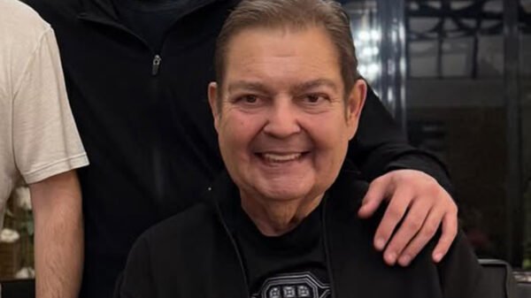 Faustão aparece de pé e sorridente ao receber novo pet da família