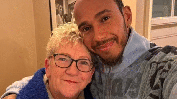 Lewis Hamilton e a mãe, Carmen Larbalestier — Foto: Reprodução/ Instagram