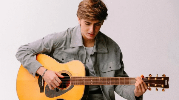 Sam Sabbá desponta como jovem talento multifacetado no cenário artístico