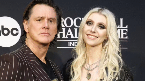 Jim Carrey e Taylor Momsen no evento do Rock & Roll Hall of Fame de 2025 — Foto: Getty Images