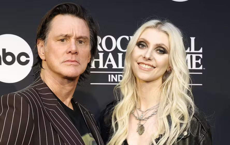 Jim Carrey e Taylor Momsen no evento do Rock & Roll Hall of Fame de 2025 — Foto: Getty Images
