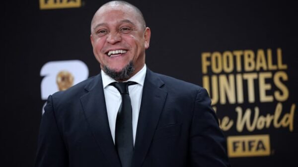 Roberto Carlos passa por cirurgia cardíaca de emergência e apresenta complicações, diz jornal espanhol