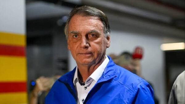 Bolsonaro recebe alta hospitalar e retorna à custódia da Polícia Federal