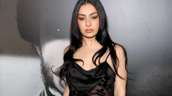 Charli XCX lança "SS26"; veja letra e tradução 19 CHARLI XCX - POP MAIS