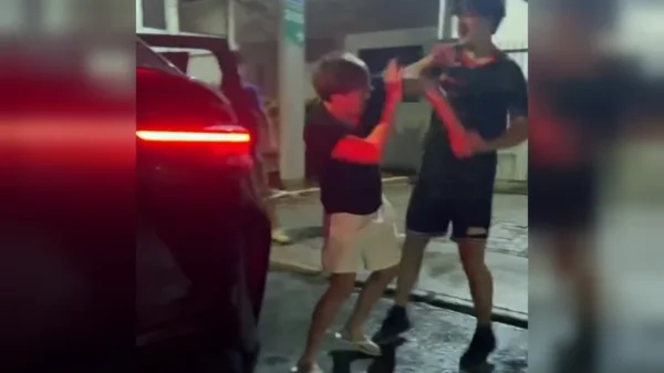Adolescente agredido por piloto sofre parada cardíaca de 12 minutos e segue em coma; vídeo viralizou