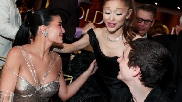Ariana Grande enfrenta ‘perrengue fashion’ ao lado de Timothée Chalamet e Kylie Jenner no Globo de Ouro 2026
