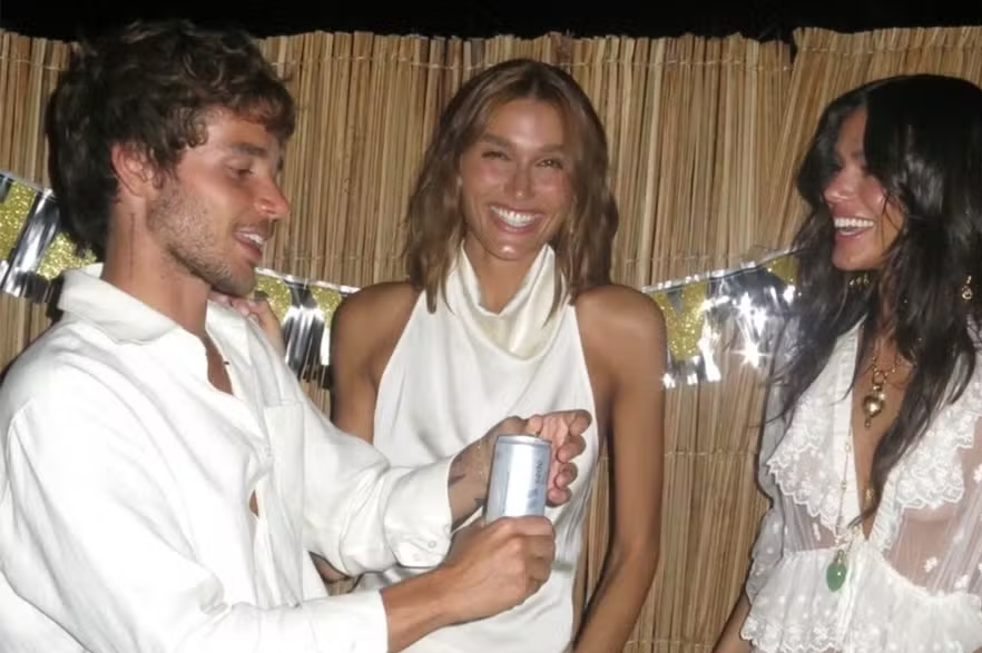 Bruna Marquezine celebra a chegada de 2026 com vestido ousado após beijos em Shawn Mendes