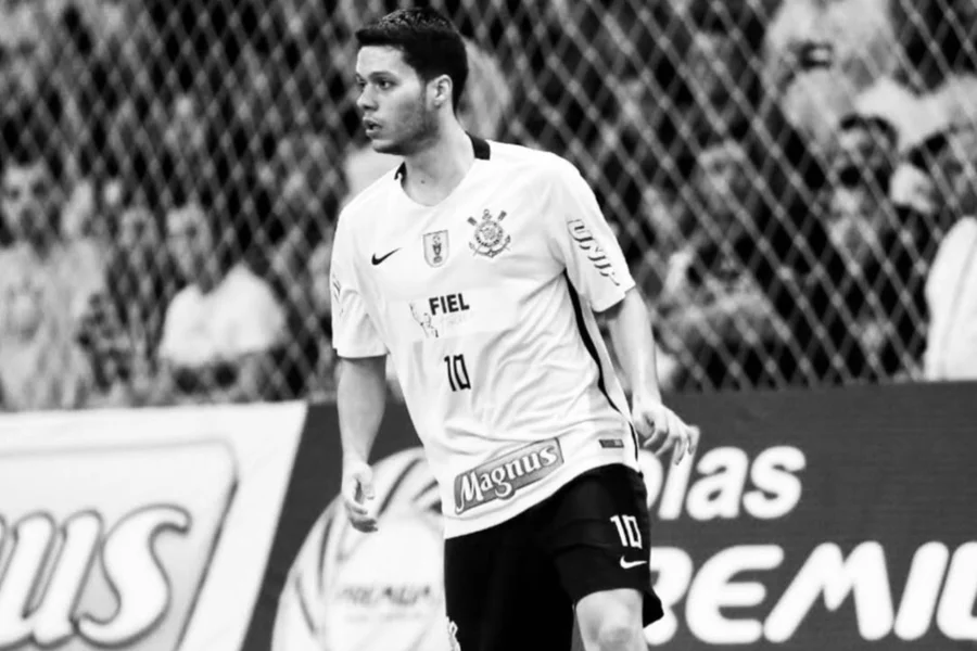 Ex-jogador de futsal do Corinthians morre após passar mal em aeroporto na Rússia