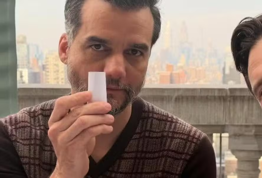 Wagner Moura posa ao lado de astro da Marvel e web vai à loucura