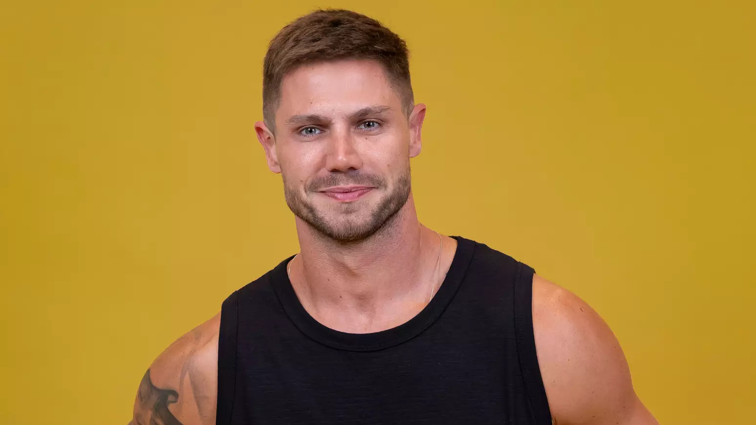 BBB 26: Jonas cumpre promessa e toma banho pelado; veja vídeo
