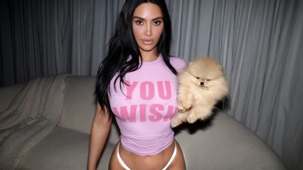 Kim Kardashian aposta em clique só de calcinha e agita a web!