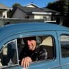 Veja a casa onde Wagner Moura mora em Los Angeles, nos EUA, com um fusca na garagem