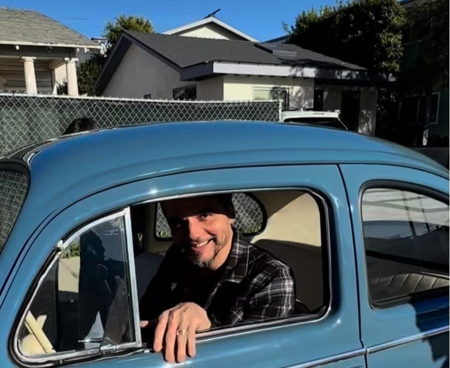 Veja a casa onde Wagner Moura mora em Los Angeles, nos EUA, com um fusca na garagem