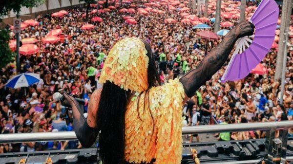 Grag Queen agita o Bloco da Favorita e leva o álbum “Cósmica (Remix)” ao carnaval de rua do Rio com Felipe Poeta