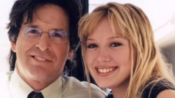 Hilary Duff lamenta morte de Robert Carradine, seu pai em Lizzie McGuire: “Difícil encarar essa realidade”