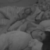 Rolou edredom? Marciele e Jonas Sulzbach dormem de conchinha após beijo no BBB 26