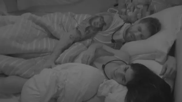 Rolou edredom? Marciele e Jonas Sulzbach dormem de conchinha após beijo no BBB 26