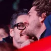 Pedro Pascal é flagrado em clima íntimo com diretor saradão no cinema; veja fotos