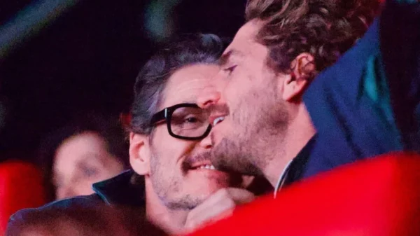 Pedro Pascal é flagrado em clima íntimo com diretor saradão no cinema; veja fotos