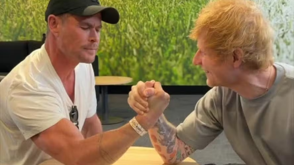 Chris Hemsworth e Ed Sheeran protagonizam disputa de queda de braço