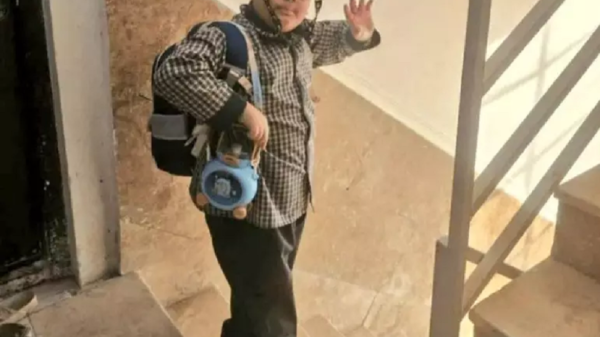 Foto do menino Mikaeil Mirdoraghi antes de sua morte em 28 de fevereiro de 2026