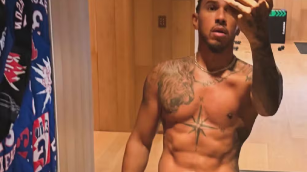 Solta o biscoito! Lewis Hamilton publica foto sem camisa e anima fãs; amplie