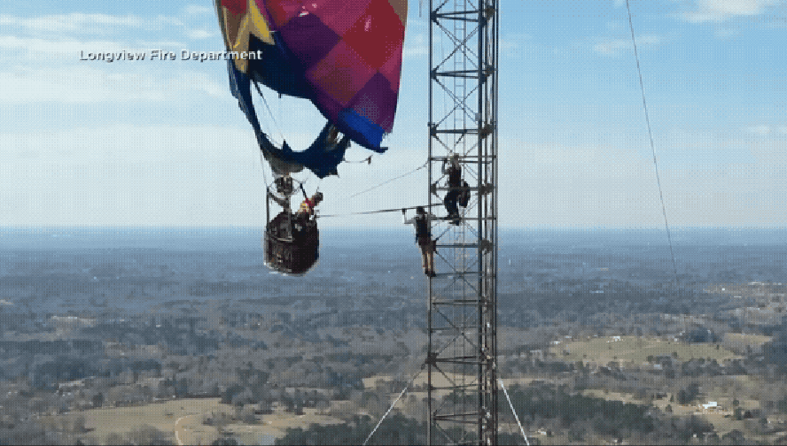 Vídeo registra o resgate de um casal após balão ficar preso a mais de 270 metros de altitude nos Estados Unidos