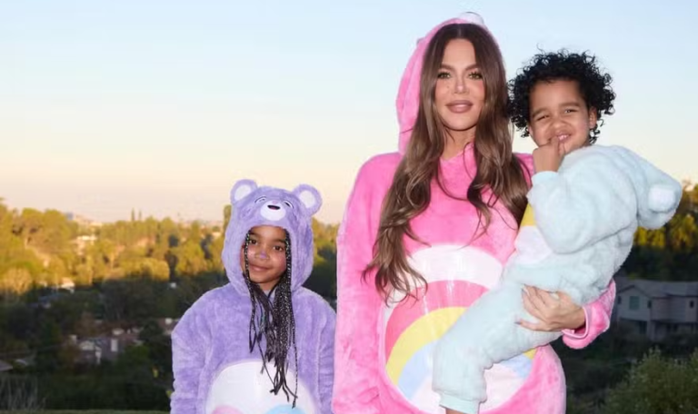 Khloé Kardashian revela reação inusitada do filho ao ouvir português 50 Khloé Kardashian com True e Tatum