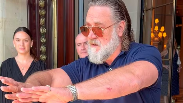Russell Crowe rebate críticas após vídeo 'maltratando' fãs viralizar: “Qual é o seu problema?” 1 Russell Crowe se revolta com vídeo viral