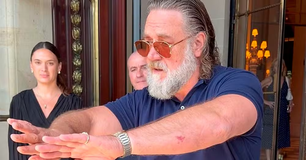 Russell Crowe se revolta com vídeo viral