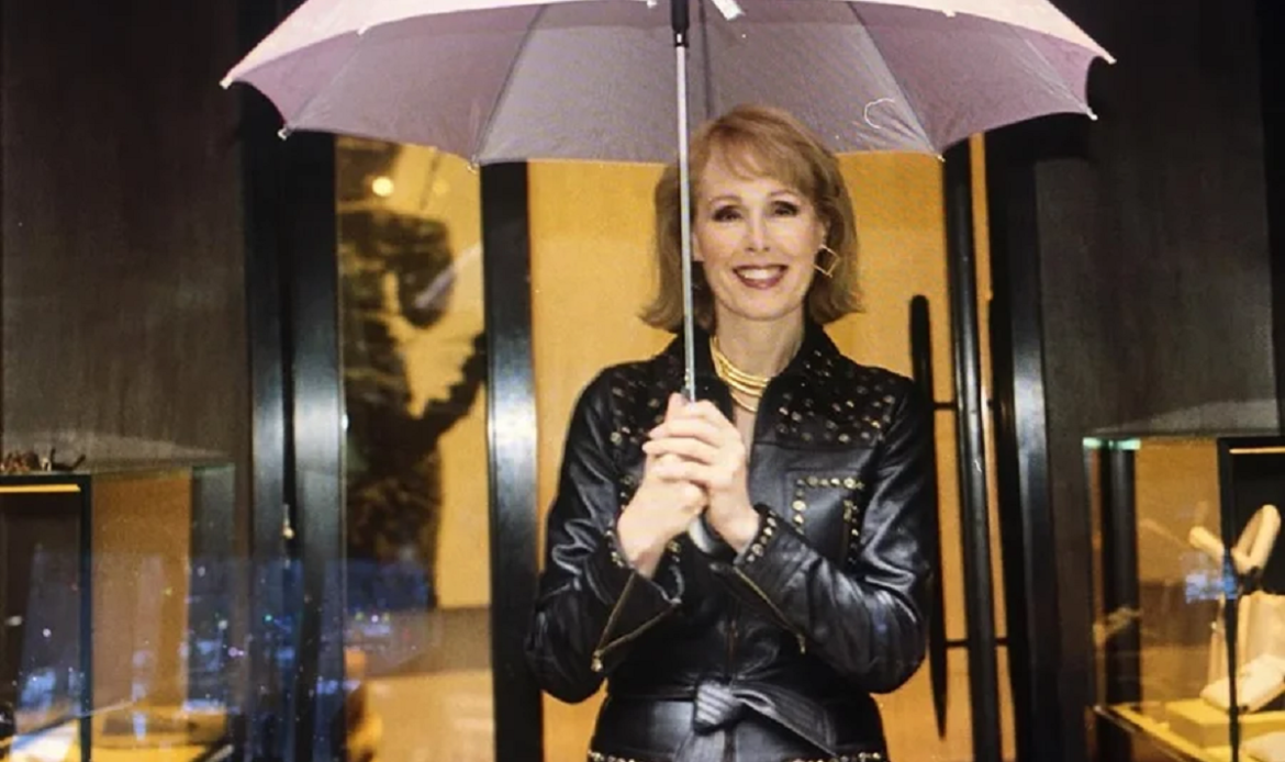 Saiba quem é a autora investigada após vencer Trump em processo de estupro 50 escritora E. Jean Carroll