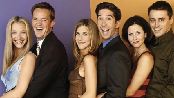 Elenco de Friends estaria irritado com Lisa Kudrow após ela revelar quanto eles ganham com a série 4 friends
