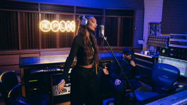 Replay transforma clássico de Cazuza em série e álbum com releituras inéditas 16 Crédito LYZ Ludmilla canta Exagerado