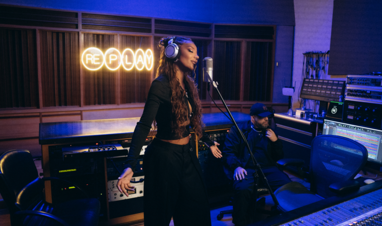 Replay transforma clássico de Cazuza em série e álbum com releituras inéditas 49 Crédito LYZ Ludmilla canta Exagerado