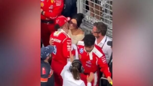 Lewis Hamilton beija kim kardashian