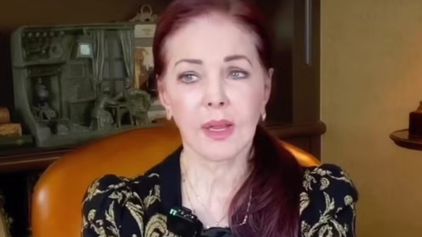 Priscilla Presley relembra perdas familiares e emociona fãs