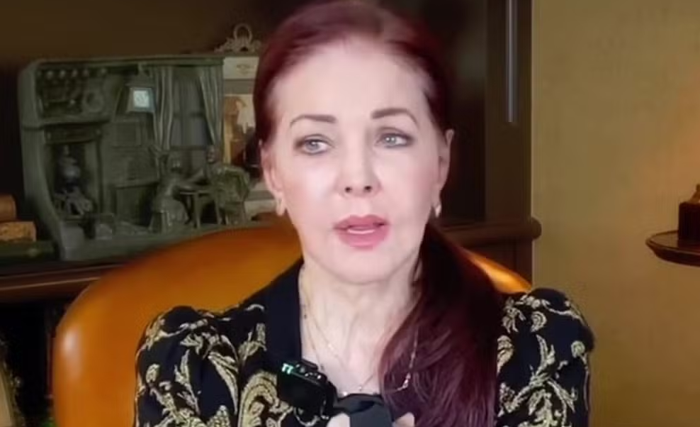 Priscilla Presley relembra perdas familiares e emociona fãs