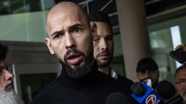 Andrew Tate, o influencer "macho alfa", foi preso vestindo roupa considerada feminina 11 image