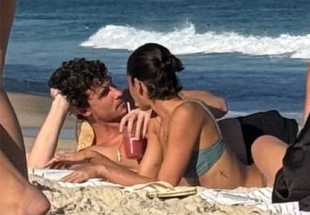 Bruna Marquezine e Shawn Mendes são fotografados em momento íntimo em praia no Rio 49 image