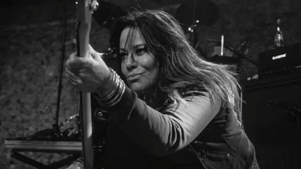Baixista da banda L7 morre cinco dias após revelar câncer agressivo no cérebro 16 morre Jennifer Finch