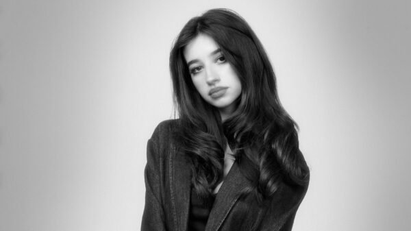 Sofia Eleni apresenta "Glue", single que mistura pop e R&B em uma reflexão sobre amor e cura 16 prod track files 1503126 extra pictures Sofia Eleni