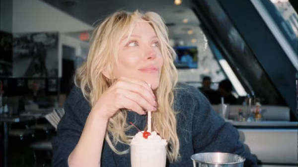Courtney Love revela que quase morreu após grave crise de saúde 2 A cantora Courtney Love