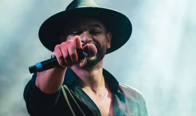Cantor sertanejo com leucemia deixa UTI e é transferido para quarto 52 image
